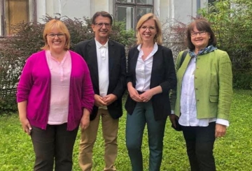 Mai 2022: Treffen mit Bundesministerin Leonore Gewessler beim Sommerfest des Klima- und Energiefonds im Palais Auersberg