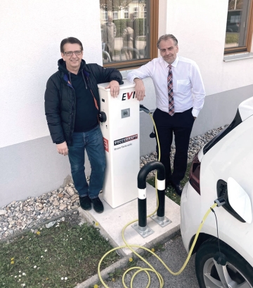 April 2022: Neue Ladestation für E-Autos und E-Bikes in der KEM-Gemeinde Trumau vor dem Gemeindeamt