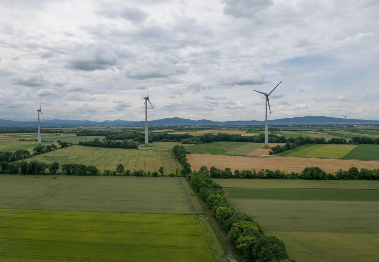 Felder, Gehölze und Windkraftanlagen aus der Luft