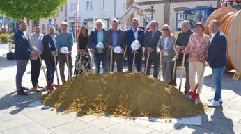 Bild von links nach rechts: Kurt Schlager (Leiter Fibre-Factory A1), Bgm. René Klimes (Blumau-Neurißhof), Bgm. Ing. Thomas Sabbata-Valteiner (Pottendorf), Bgm. Thomas Jechne (Mitterndorf), Kaffeerösterin Doris Kanzi, Kleinregion-Obmann GR Otto Strauss, Bgm. LAbg. Wolfgang Kocevar (Ebreichsdorf), Marcus Grausam (CEO A1), Bgm. Abg. z. NR Andreas Kollross (Trumau), Bgm. Natascha Matousek (Oberwaltersdorf), Bgm. Günter Sam (Reisenberg), Bgm. Christine Sollinger (Seibersdorf) und Vbgm. Andreas Hoch (Teesdorf)