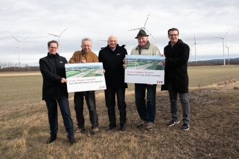 vlnr: EVN Vorstandssprecher Stefan Szyszkowitz, Bürgermeister Alfred Reinisch, EVN Naturkraft GF Helwig Überacker, Vizebürgermeister Franz Knötzl und E&amp;UGR Christian Mesterhazi (KEM-Manager)