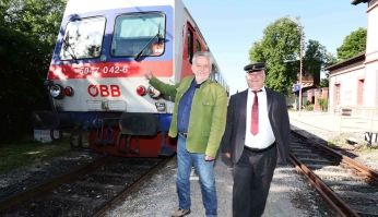 Im Bild: Ortschef Alfred Reinisch (li.) freut sich über mehr Fahrten auf der Aspangbahn. Am 12. Juni geht es per Zug zum Großheurigen.
