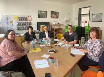 Planungstreffen v.r.n.l.: Direktorin Michaela Kaltenegger (MS Oberwaltersdorf), Direktor Markus Schmitner (MS Pottendorf), Christian Mesterhazi (KEM-Ebreichsdorf), Direktorin Silvia Benig-Hamberger (MS Ebreichsdorf) und Pädagogin Ursula Pepics.