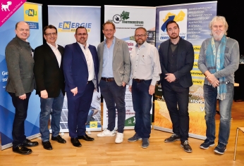 vlnr: DI Gerald Stradner (eNu), KEM-Manager GR Christian Mesterhazi, Bgm. Ing. Thomas Sabbata- Valteiner, Karl Mayerhofer (Elektro Mayerhofer), Moderator Alexander Simader, Stefan Humenberger (PowerSolution), Kleinregion Obmann GR Otto Strauss