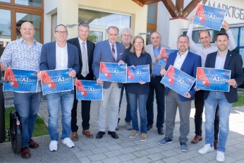 (v.l.n.r.): Bürgermeister Günther Sam, Reisenberg, Vizebürgermeister Andreas Hoch, Teesdorf, Bürgermeister LAbg. Wolfgang Kocevar, Ebreichsdorf, Bürgermeister NR Andreas Kollross, Trumau, Otto Strauss, Obmann der Kleinregion, Bürgermeisterin Natascha Matousek, Oberwaltersdorf, Vizebürgermeister Franz Püreschitz, Seibersdorf, Bürgermeister Thomas Sabbata-Valteiner, Pottendorf, Bürgermeister Thomas Jechne, Mitterndorf, Bürgermeister René Klimes, Blumau-Neurißhof.